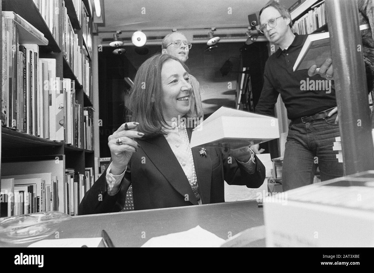 Stasera la giornalista Oriana Fallaci, famosa in tutto il mondo, ad Atheneum Bookstore ad Amsterdam ha firmato il suo nuovo libro Data: 11 Dicembre 1980 luogo: Amsterdam, Noord-Holland Parole Chiave: Libri, librerie Nome personale: Fallaci, Oriana Foto Stock