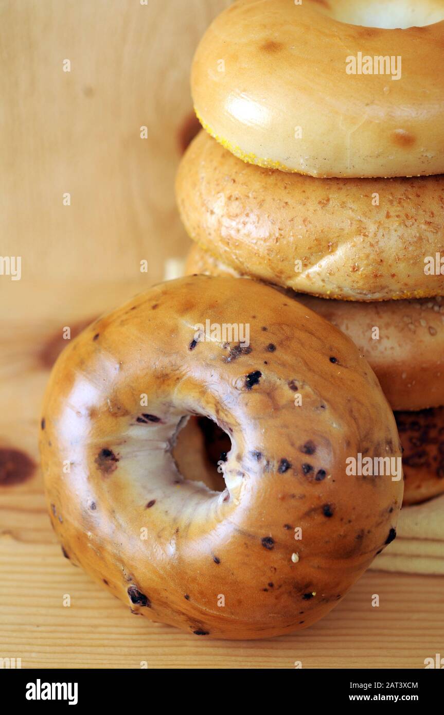 Un mucchio di bagel su un tavolo di legno Foto Stock
