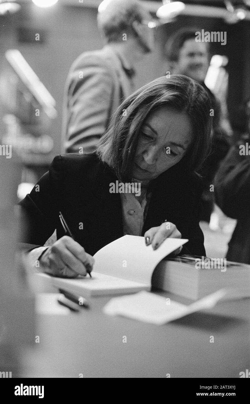 Stasera la giornalista Oriana Fallaci, famosa in tutto il mondo, ad Atheneum Bookstore ad Amsterdam ha firmato il suo nuovo libro Data: 11 Dicembre 1980 luogo: Amsterdam, Noord-Holland Parole Chiave: Libri, librerie Nome personale: Fallaci, Oriana Foto Stock