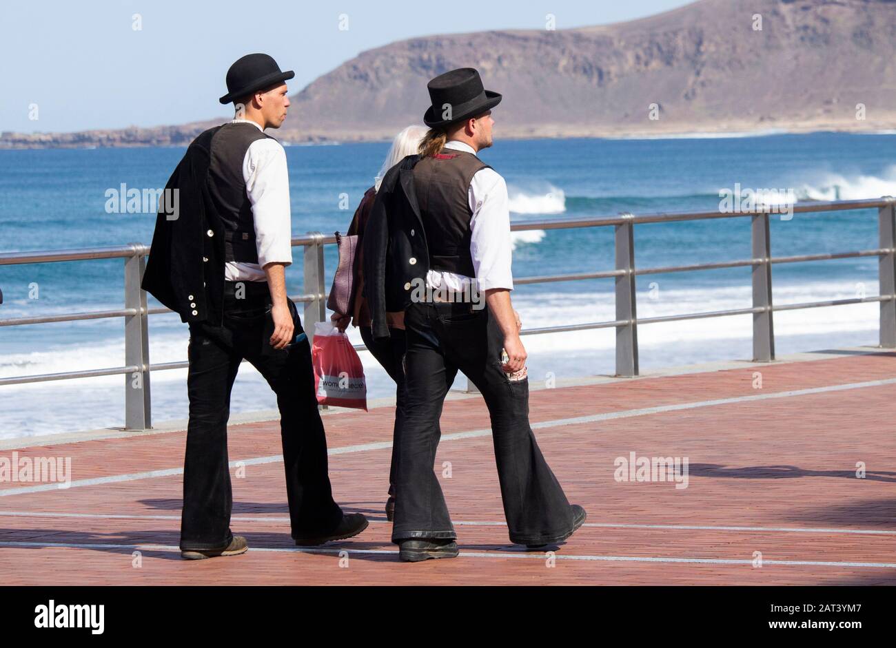 Maestri falegnami tedeschi in abiti da lavoro tradizionali. Foto Stock