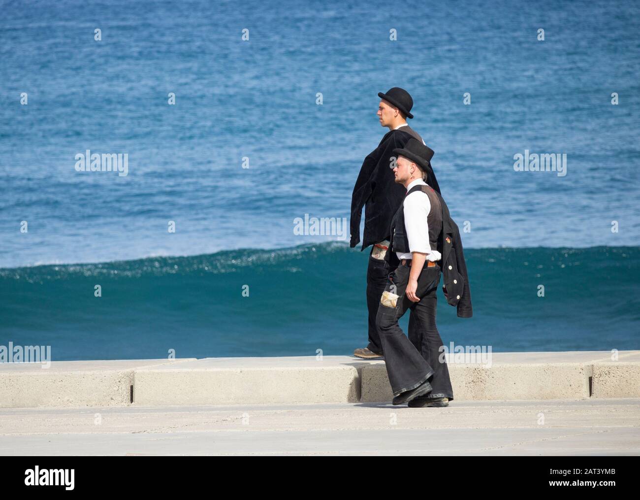 Maestri falegnami tedeschi in abiti da lavoro tradizionali. Foto Stock