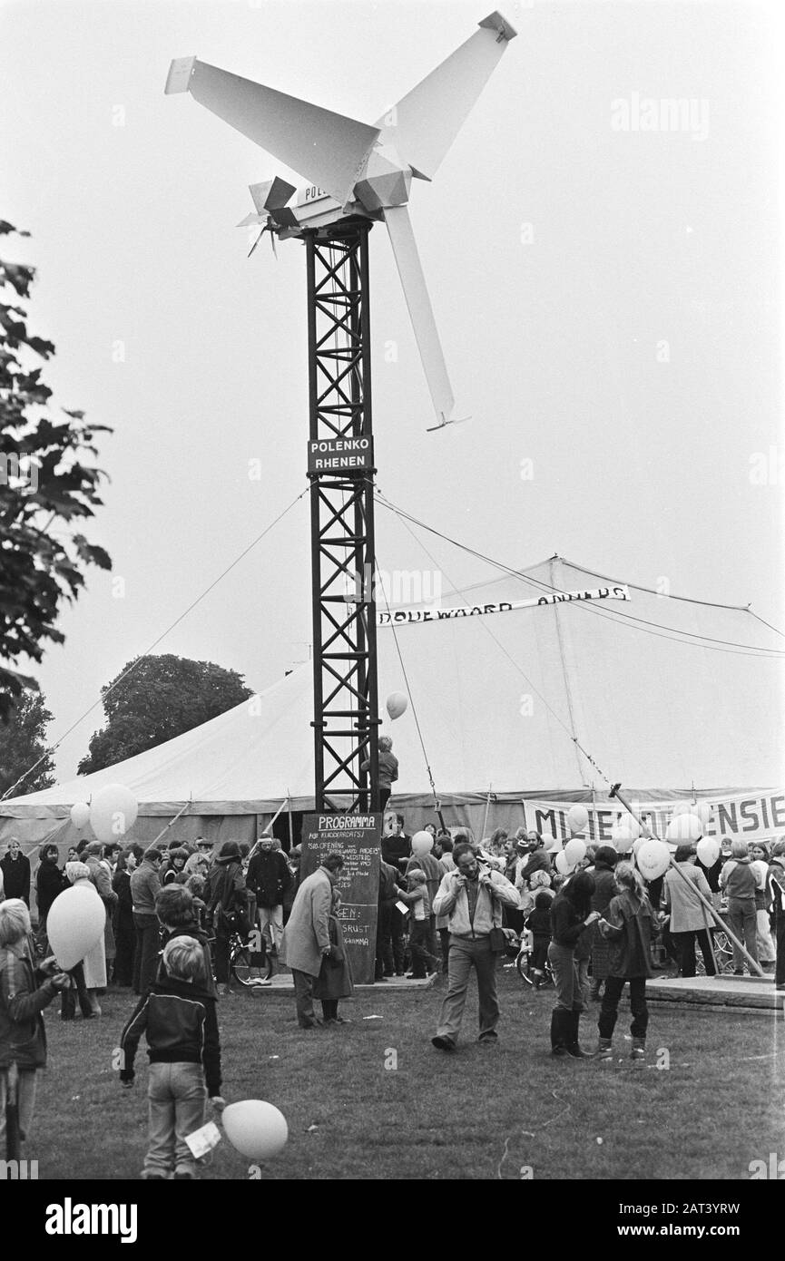 Nel centro Dodewaard 11 metri di altezza mulino a vento messo giù dal gruppo di azione Difesa ambientale per dimostrare che l'energia nucleare non è necessaria Data: 11 ottobre 1980 posizione: Deadwaard Parole Chiave: Energia nucleare, mulino a vento, gruppi di azione, centri Foto Stock