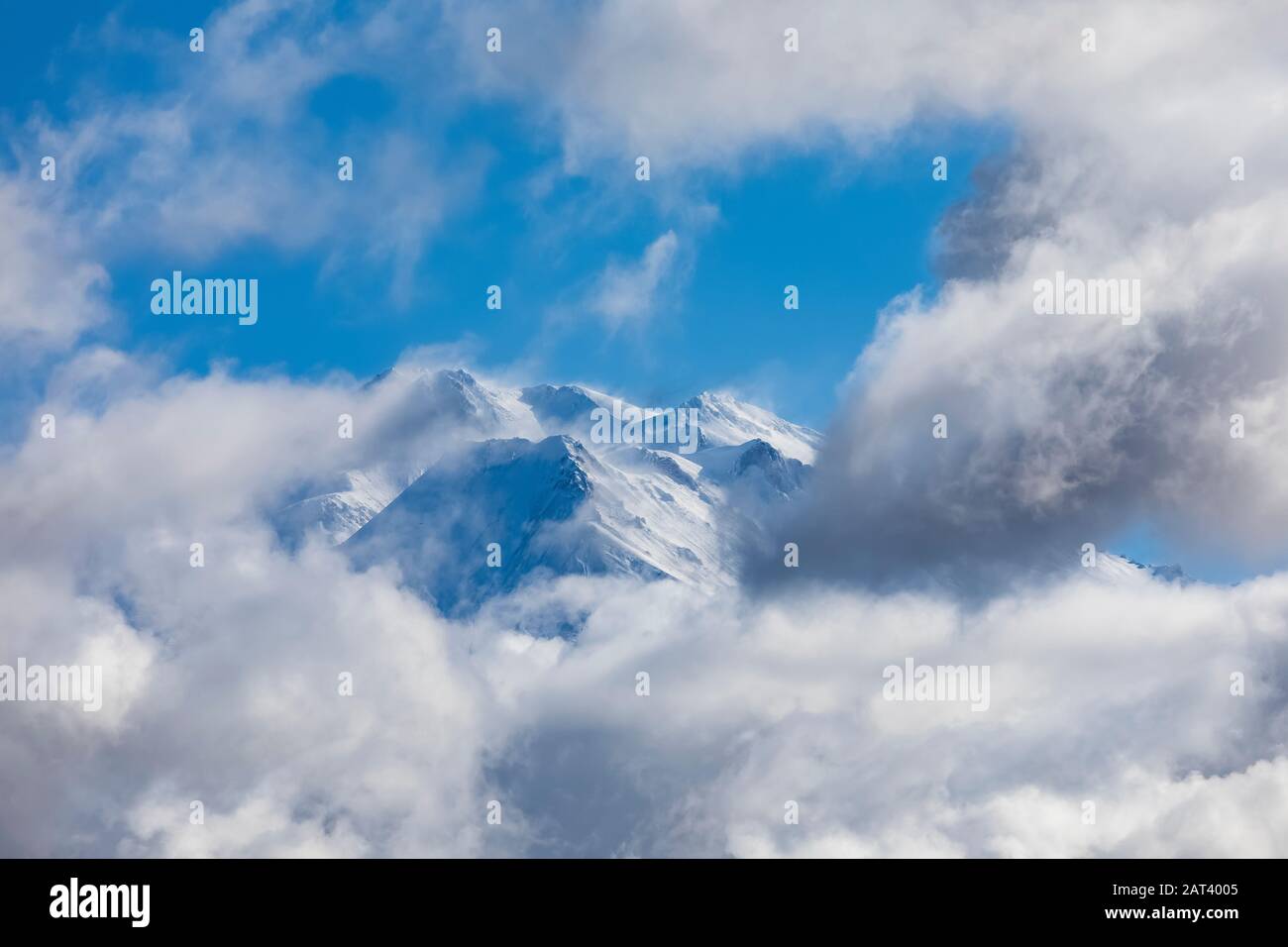 Monte Shasta ha intravisto attraverso le nuvole d'inverno sparse, Shasta–Trinity National Forest, California, Stati Uniti Foto Stock