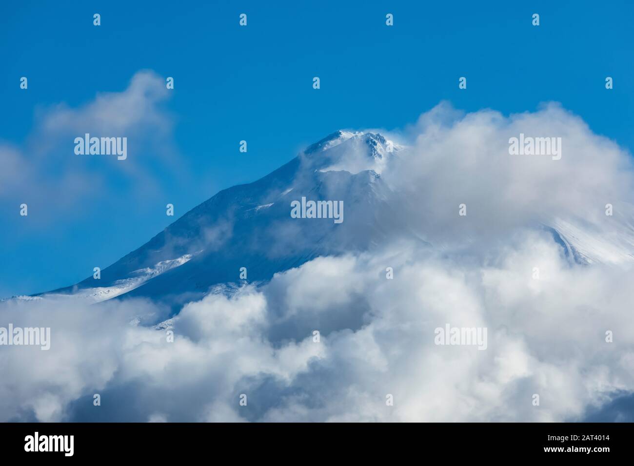 Monte Shasta ha intravisto attraverso le nuvole d'inverno sparse, Shasta–Trinity National Forest, California, Stati Uniti Foto Stock