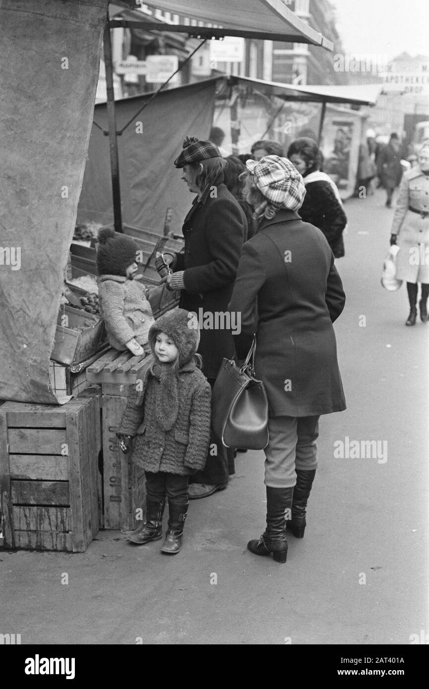 Nel freddo attesa per il tram, gente vestito calorosamente Data: 18 gennaio 1972 Foto Stock