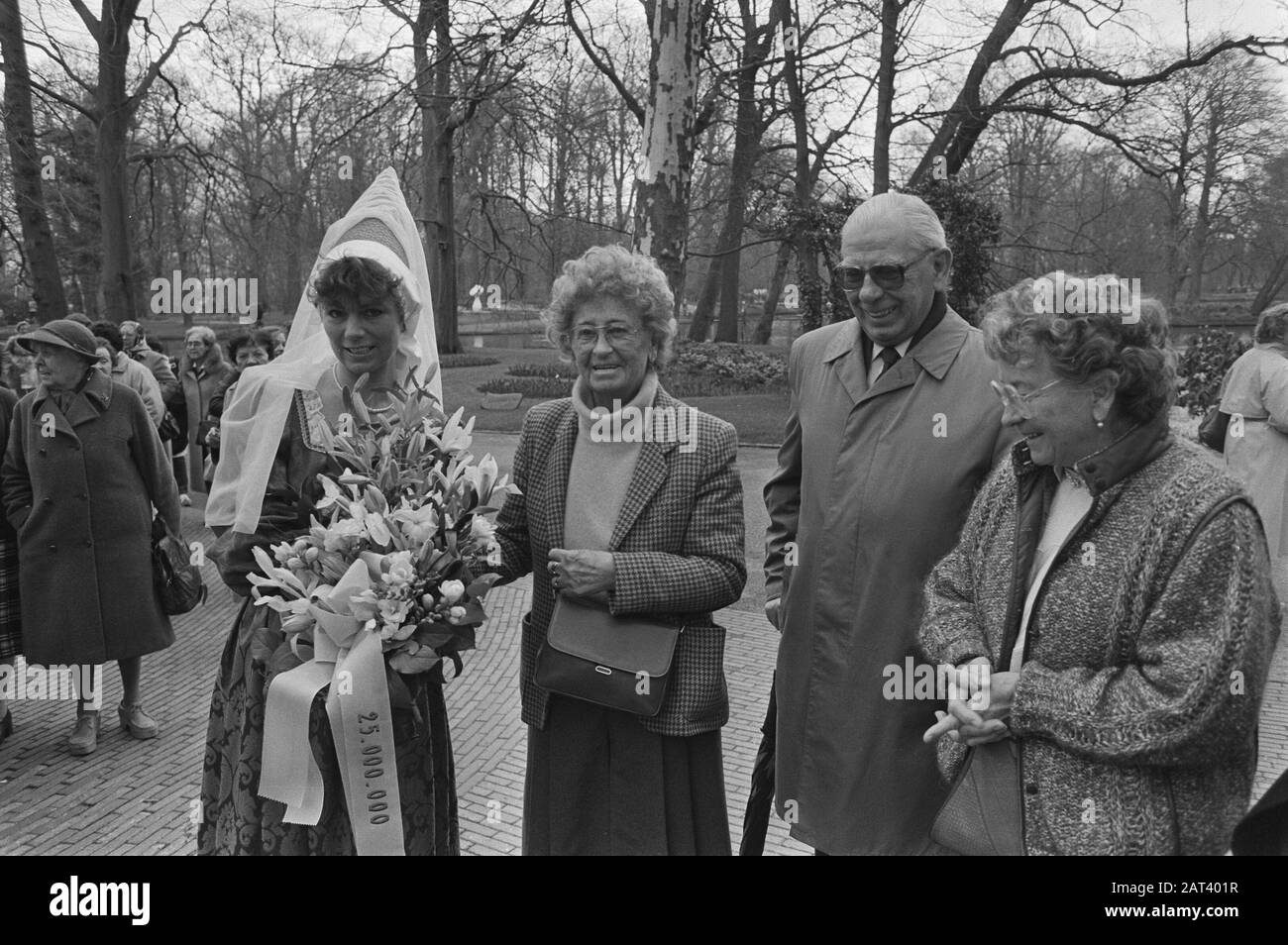 Nel Keukenhof oggi 25 millionesimo visitatore la signora F. Maubach (m) è stata salutata da Jacoba van Bavaria Data: 16 aprile 1986 luogo: Lisse, Zuid-Holland Parole Chiave: Visitatori, fiori, anniversari, costumi Nome personale: Bavaria, Jacoba van, Maubach, F. Nome istituzione: Keukenhof Foto Stock