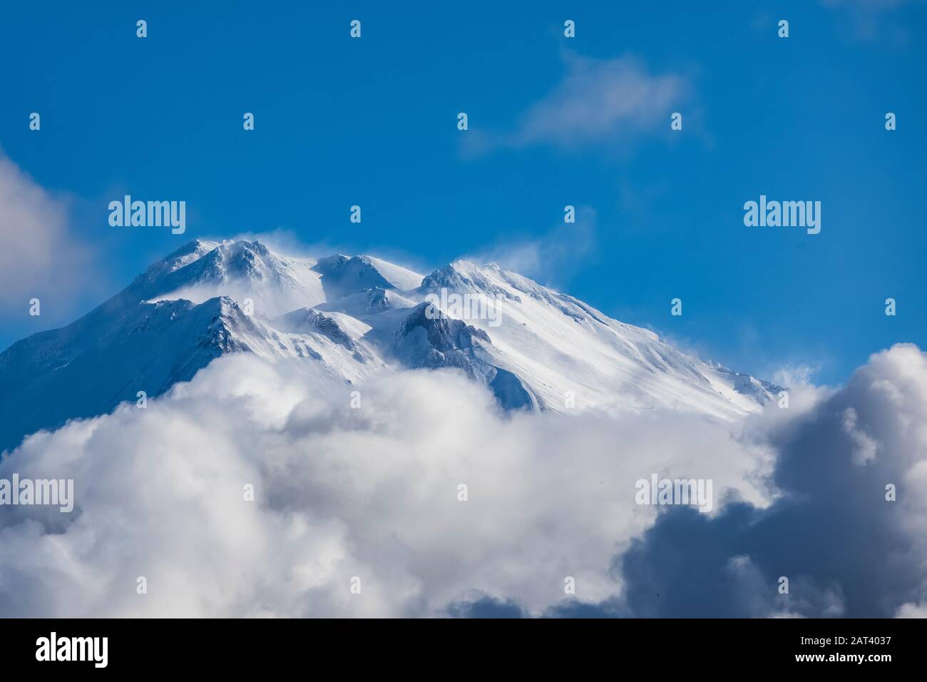 Monte Shasta ha intravisto attraverso le nuvole d'inverno sparse, Shasta–Trinity National Forest, California, Stati Uniti Foto Stock