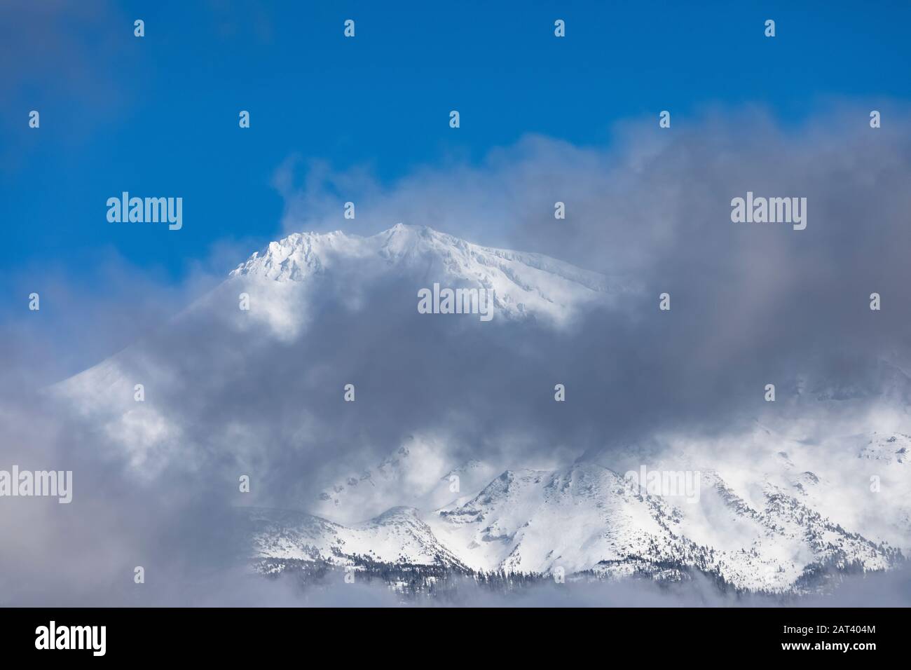 Monte Shasta ha intravisto attraverso le nuvole d'inverno sparse, Shasta–Trinity National Forest, California, Stati Uniti Foto Stock