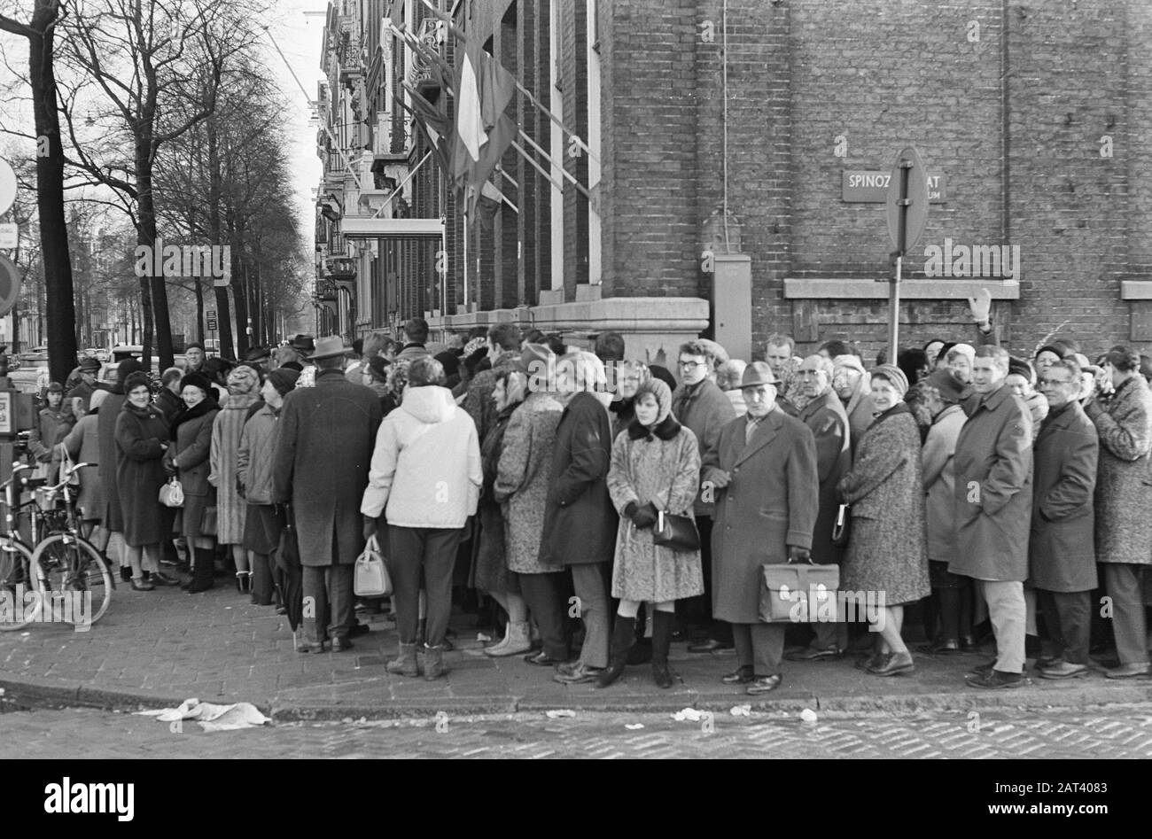 In linea per le vacanze estive ad Eurotex a Sarphastistraat Data: 5 gennaio 1967 Foto Stock