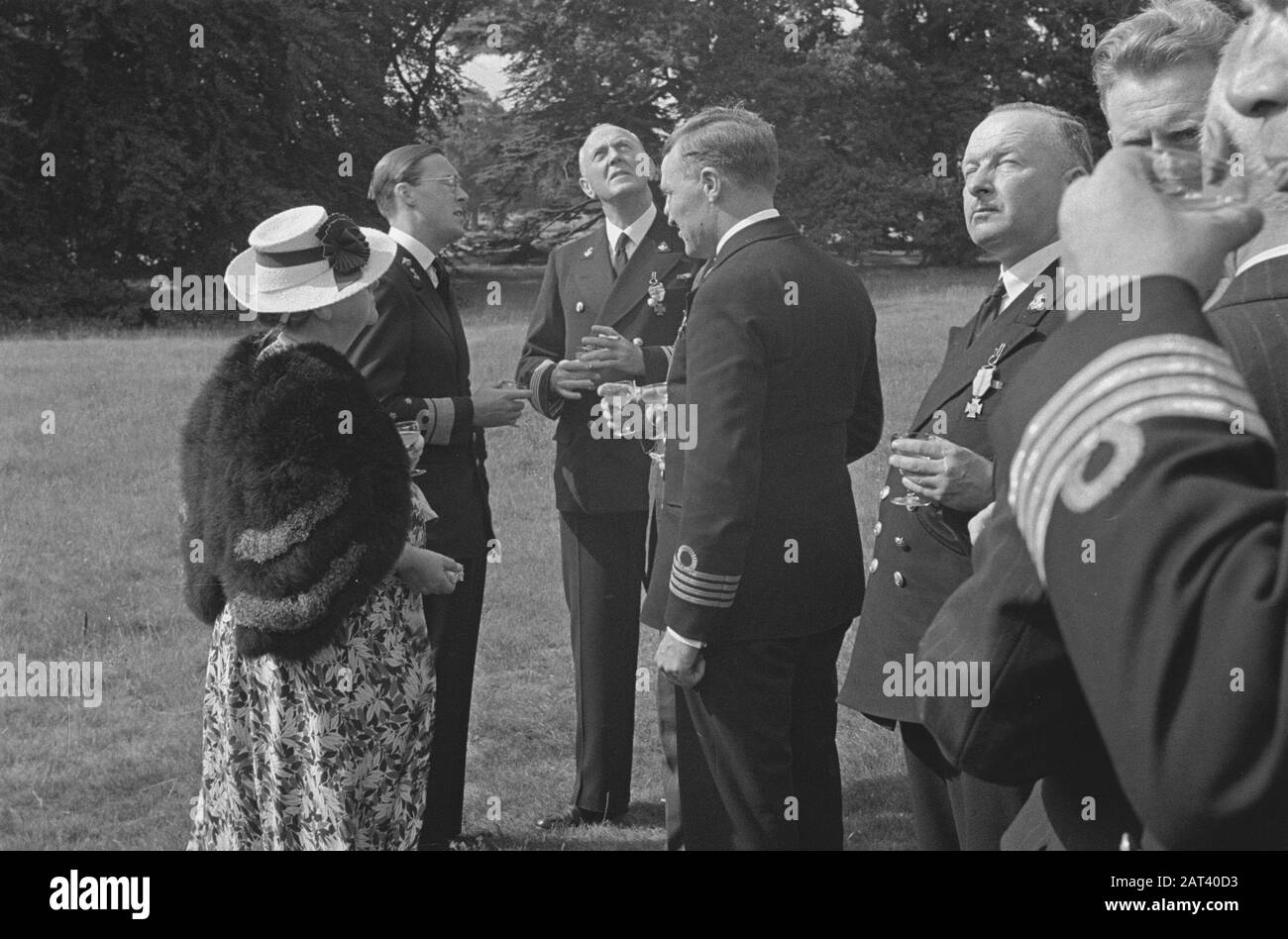 [Nel Giardino della Casa di Stubbings. Principe Bernhard e Regina Wilhelmina in conversazione con alcune persone decorate. Alcuni look up] Annotation: Location Stubbings House la residenza di campagna della regina Wilhelmina a Maidenhead Date: 1944 Location: Great Britain, Maidenhead Keywords: Decorazioni, regine, marina mercantile, ufficiali, spedizione, seconda guerra mondiale Nome personale: Bernhard ( Prince Nederland), Wilhelmina (queen Netherlands) Foto Stock