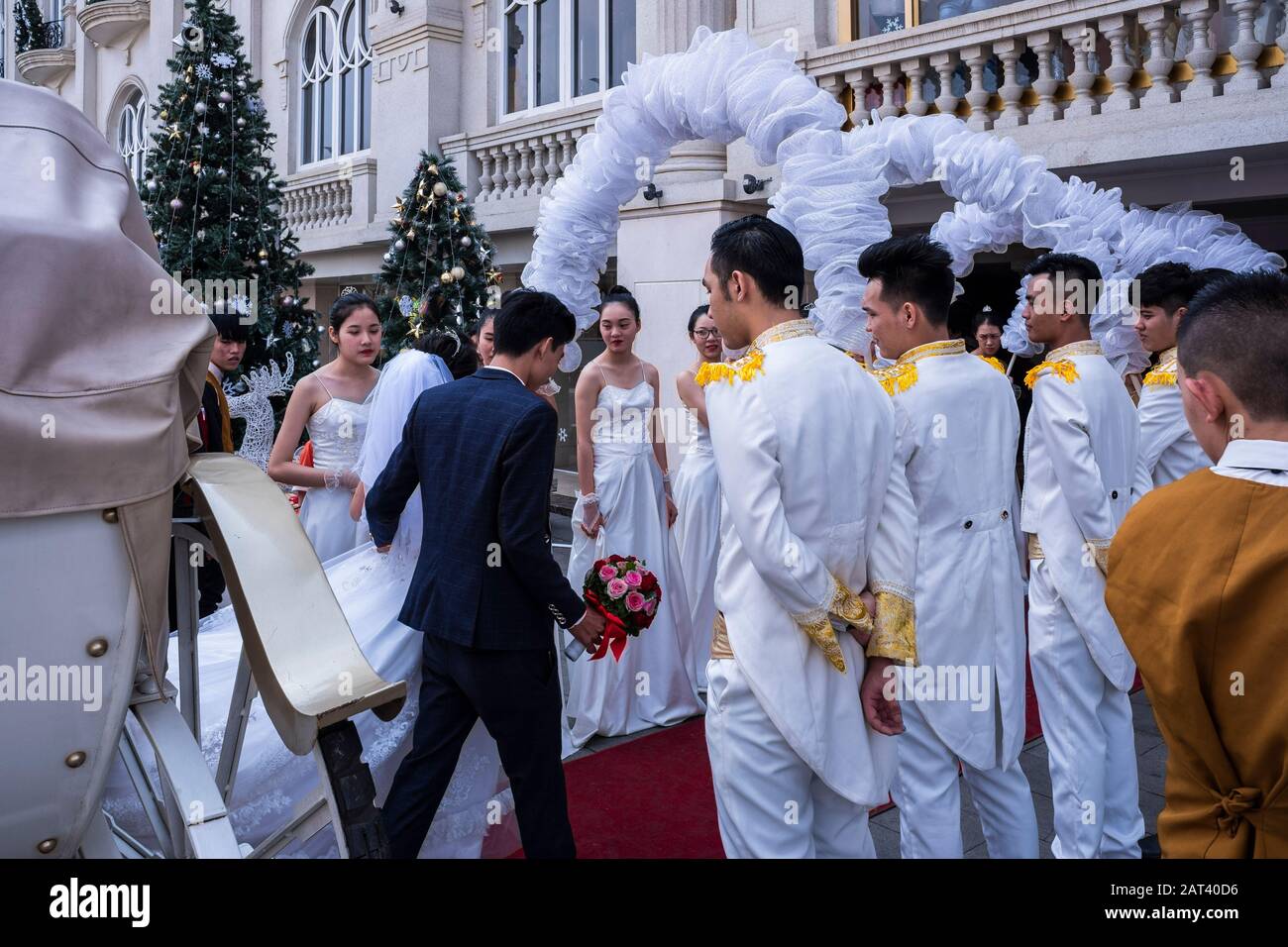 Sposa e sposo in arrivo per il loro ricevimento di nozze, ho Chi Minh City, Vietnam Foto Stock