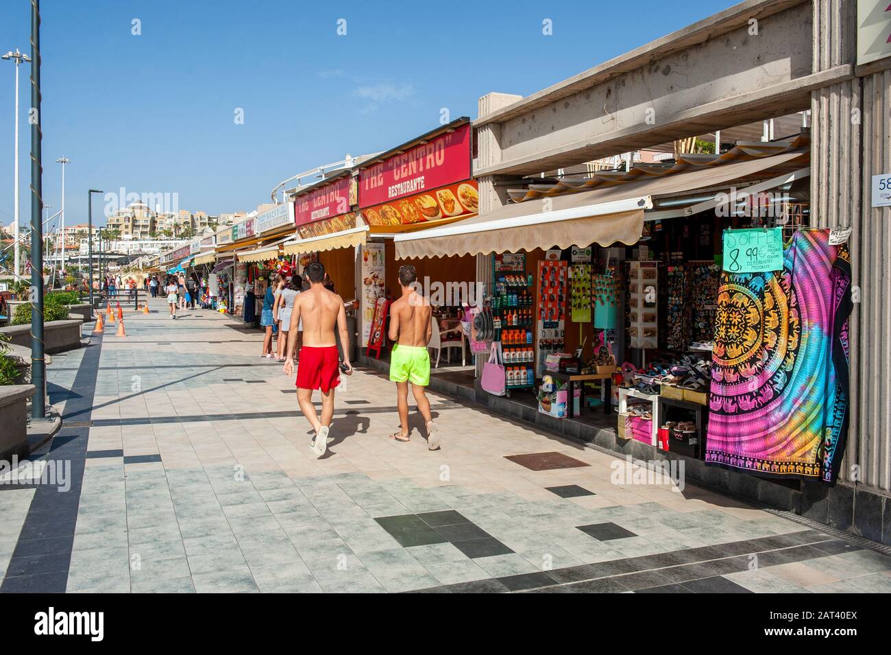 Canary ISLAND TENERIFE, SPAGNA - 26 dicembre 2019: I turisti camminano lungo i negozi del viale di Playa de Fanabe sull'isola delle Canarie Tenerife. Foto Stock