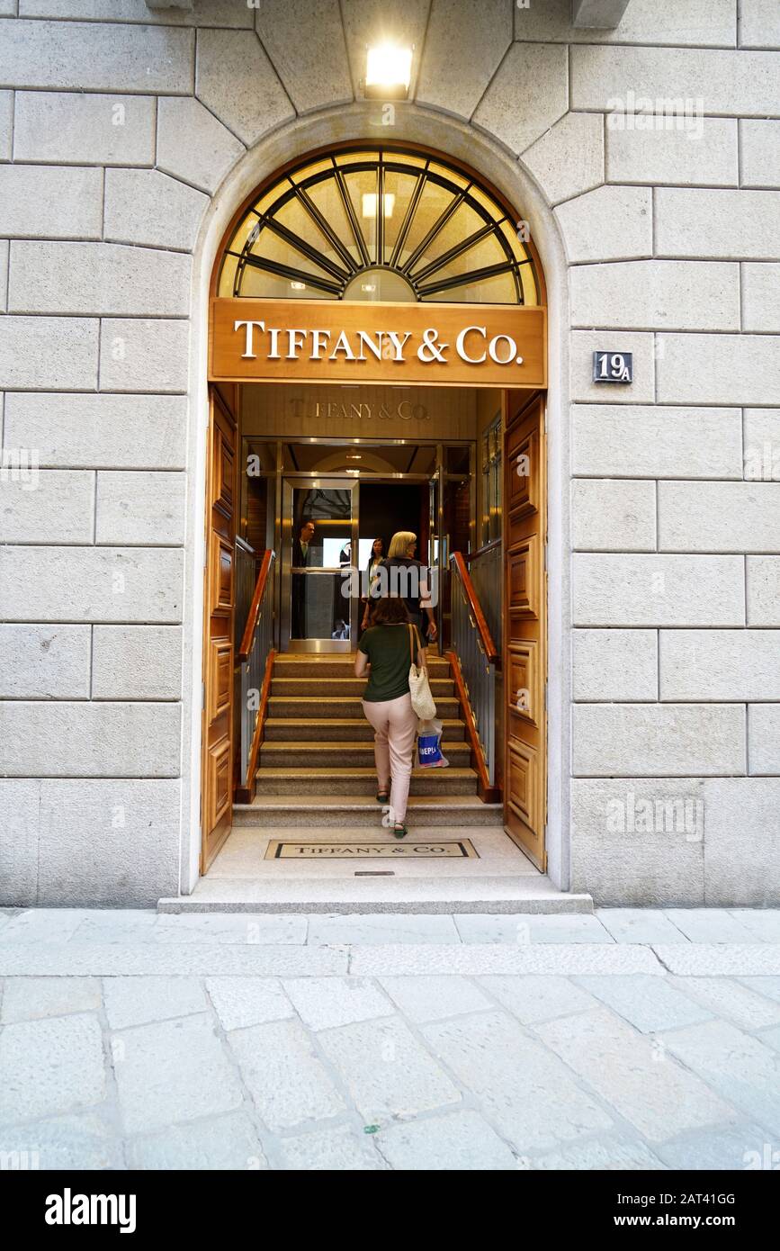 Tiffany & Co. Store, Via della Spiga, quadrilatero della moda, Fashion  Square o Via Montenapoleone, Milano, Lombardia, Italia, Europa Foto stock -  Alamy