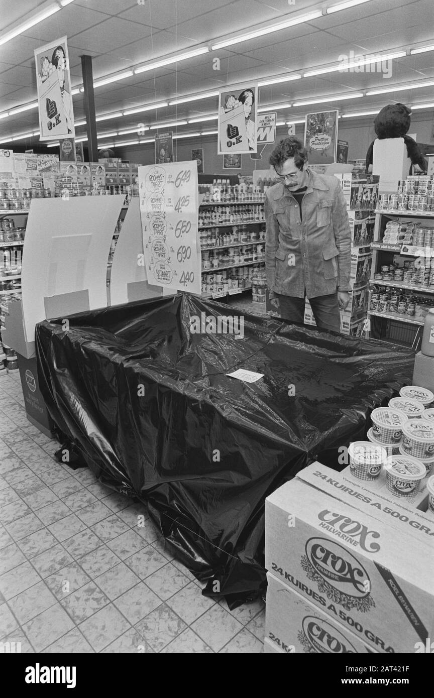 Nel supermercato di Venray dove nasi avvelenato vestiti è venuto da, uno ha un congelatore dove i vestiti sono stati coperti con grande pezzo di plastik Data: 22 dicembre 1980 posizione: Limburg, Venray Parole Chiave: Supermercati, scatole del congelatore Foto Stock