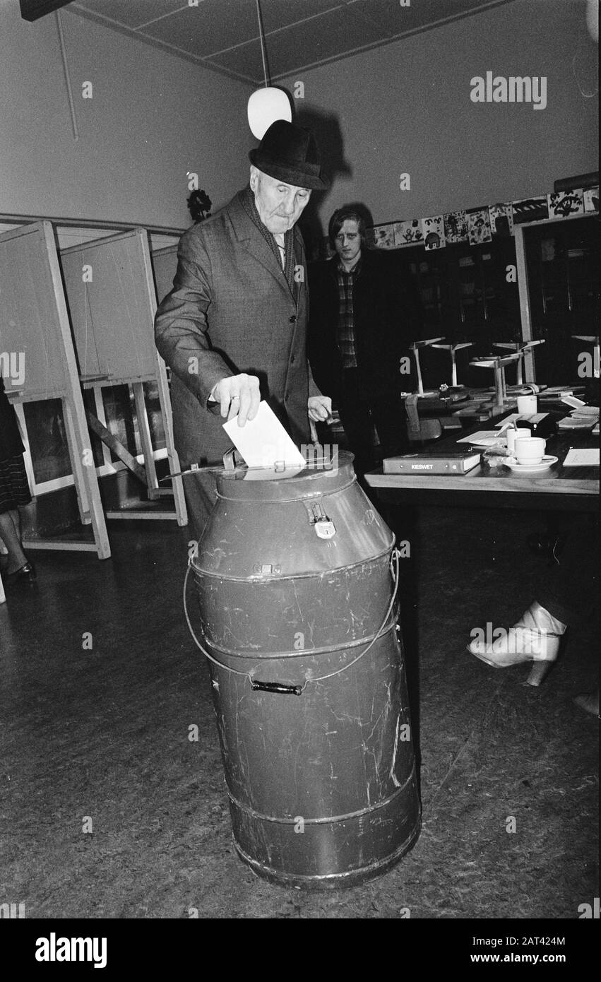 In relazione alla riclassificazione di Oostelijk West Friesland elezioni comunali in numero di comuni; abitante di Hoorn con data di scrutinio Data: 8 novembre 1978 luogo: Hoorn, Noord-Holland Parole Chiave : DOMANDE DI CENTTRY Foto Stock