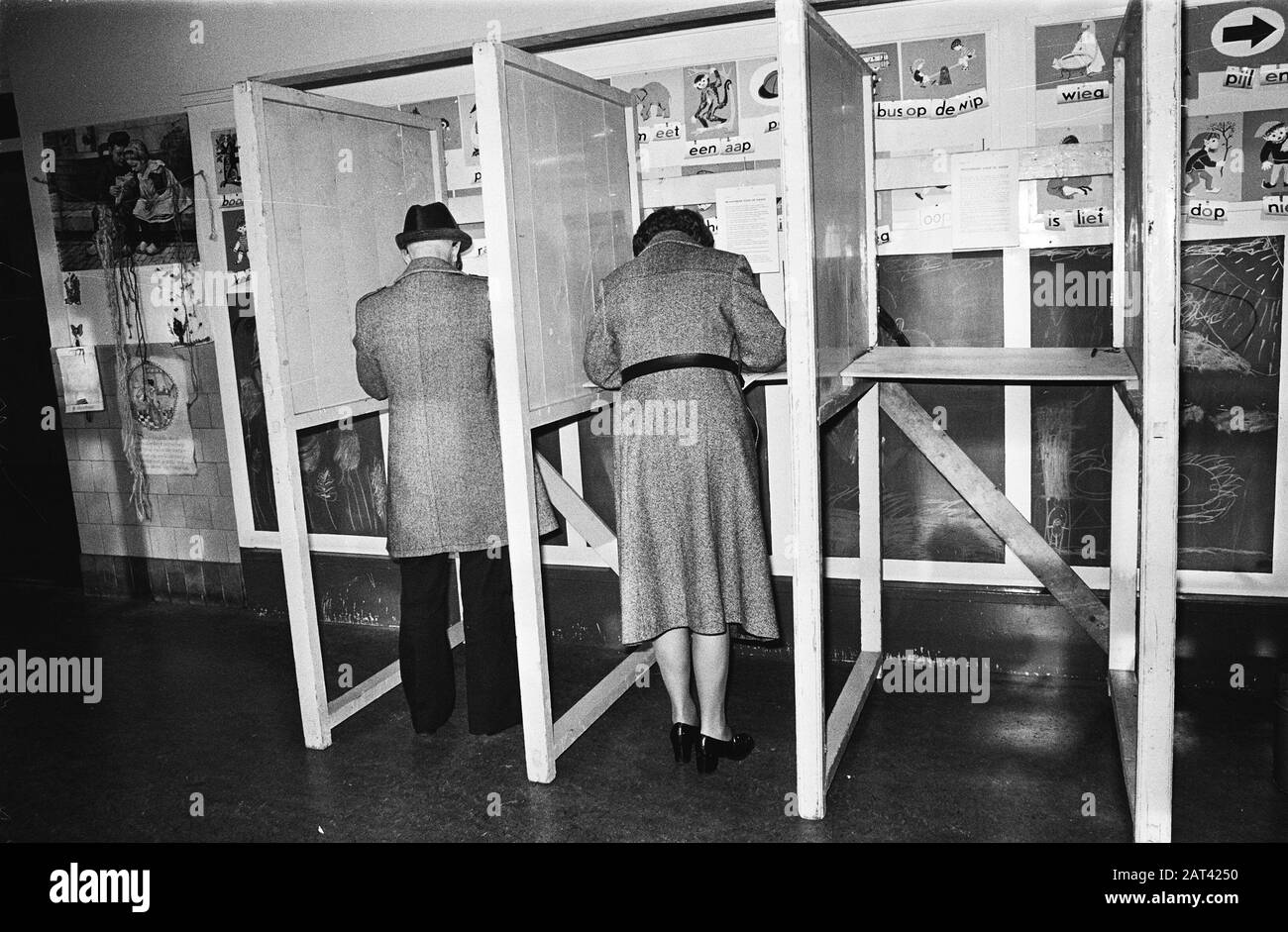 In relazione alla riclassificazione di Oostelijk West Friesland elezioni comunali in numero di comuni; abitanti di Hoorn nelle cabine di voto Data: 8 novembre 1978 Località: Hoorn, Noord-Holland Parole Chiave : DOMANDE DI CENTTRY Foto Stock