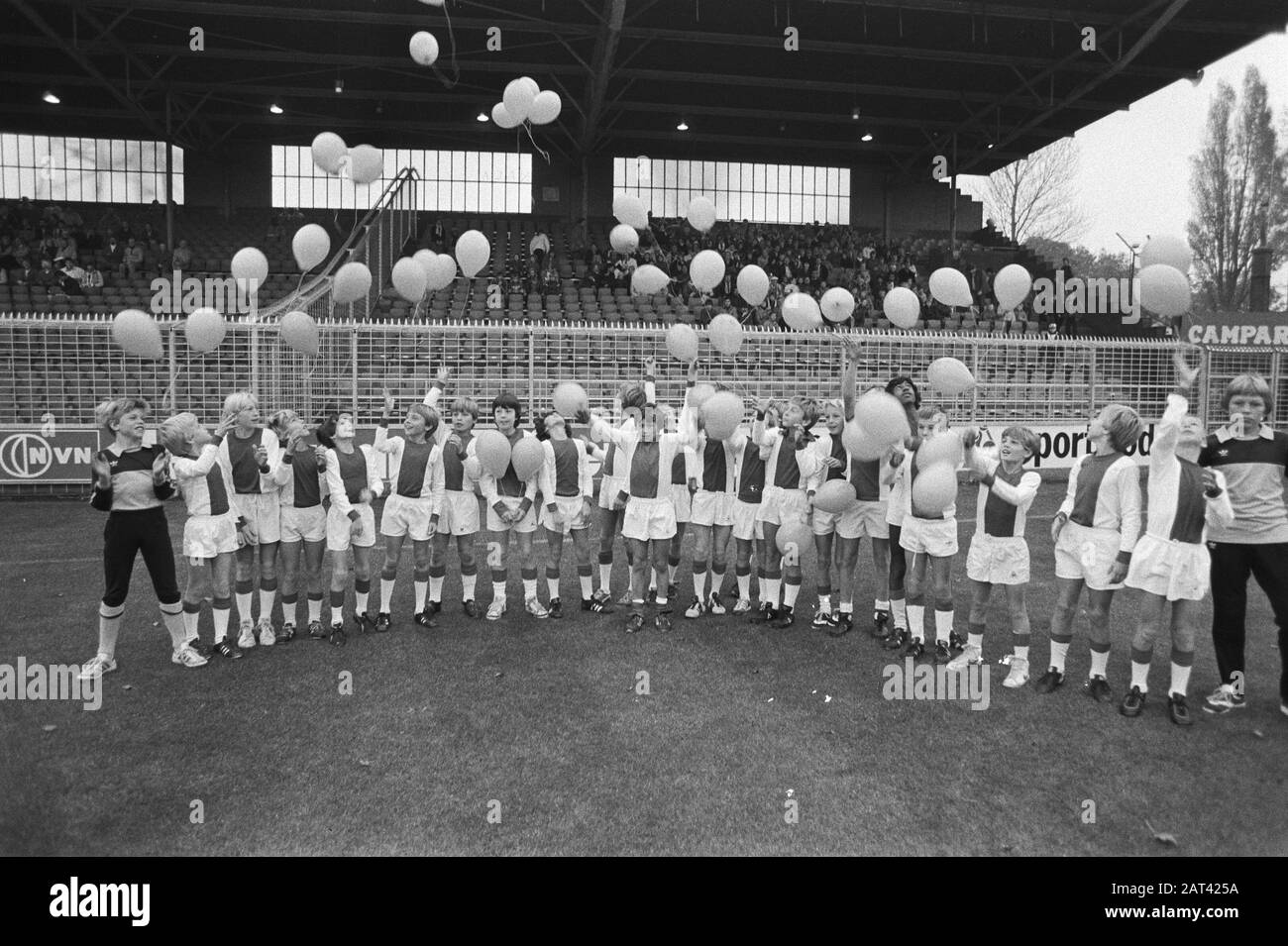 AJAX contro NAC 2-2 in connessione con l'apertura di un club di famiglia giovani giocatori rilascio palloncini Data: 18 ottobre 1981 Località: Amsterdam, Noord-Holland Parole Chiave: Palloncini, famiglia bunes, giovani giocatori , aperture Impostazioni Nome: AJAX, NAC Foto Stock