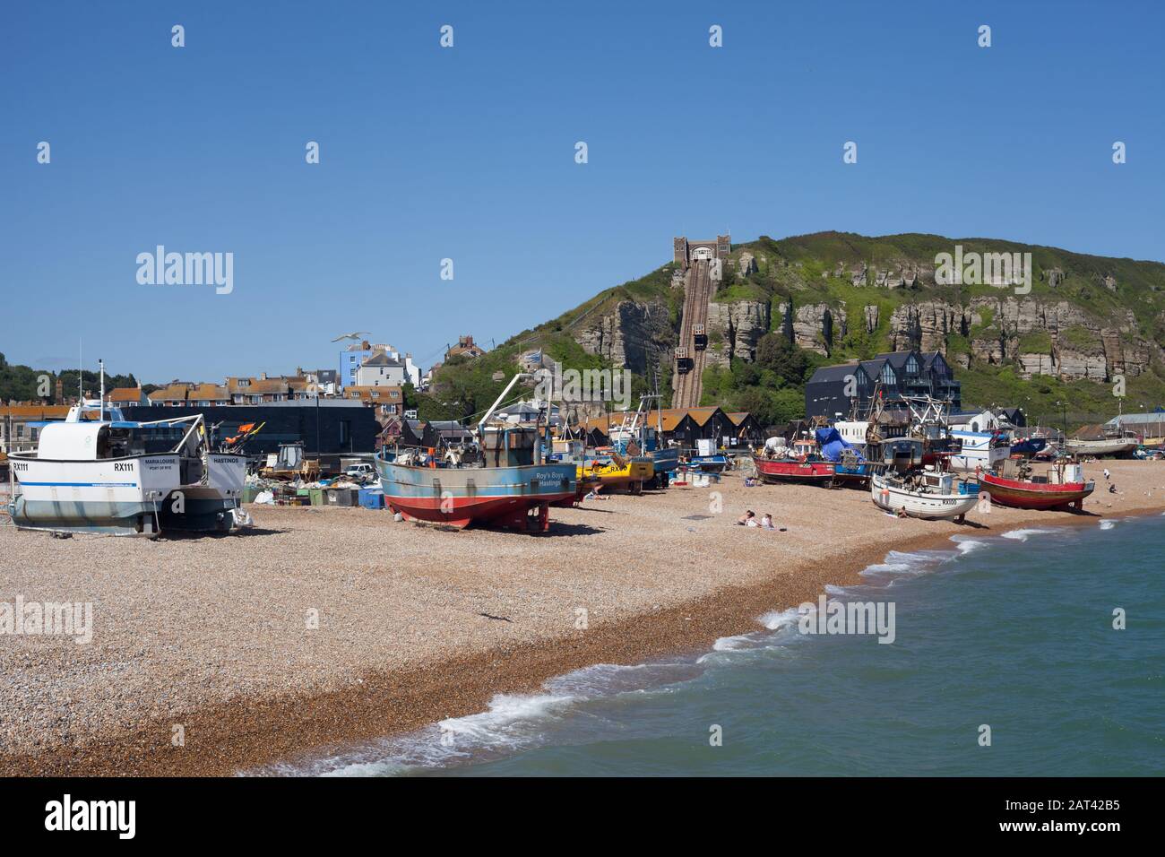 Hastings ospita la più grande flotta da pesca lanciata sulla spiaggia in Europa, East Hill e la sua funicolare sullo sfondo, Hastings, East Sussex, Regno Unito Foto Stock