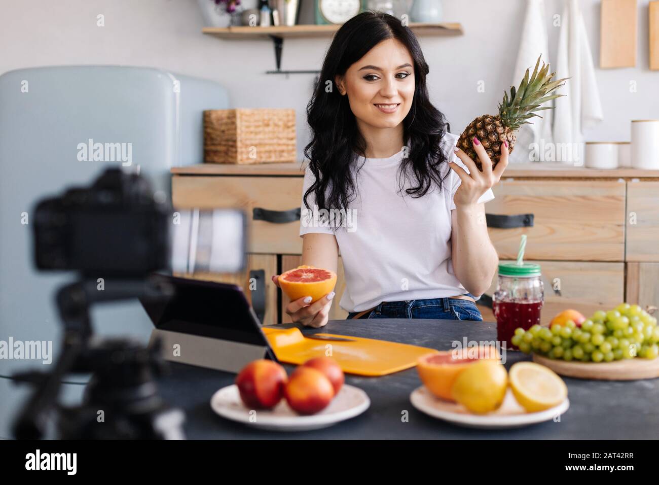 Cute, donna attraente che parla di sano mangiare e fare video Foto Stock