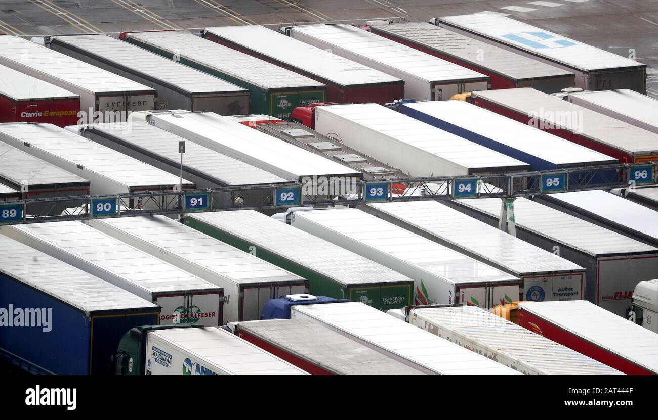 Gli autocarri sono in coda per i traghetti al porto di dover nel Kent mentre il Regno Unito si prepara ad abbandonare l'Unione europea venerdì. Foto Stock