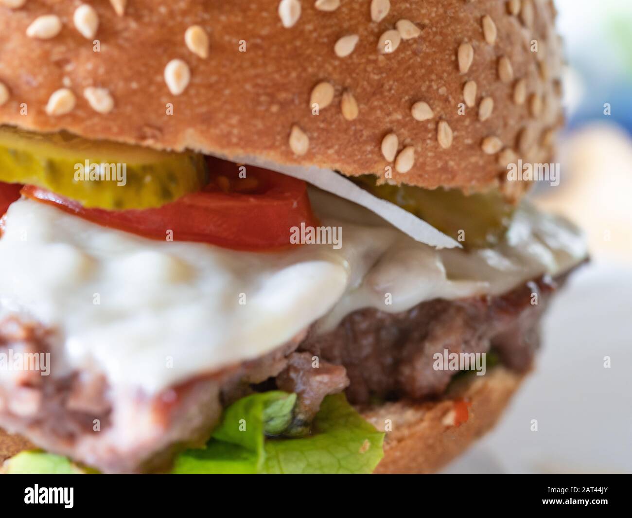 Cheeseburger è una famosa ricetta americana, una gustosa polpetta ricoperta di formaggio stringy e racchiusa da pane di sesamo morbido. Foto Stock