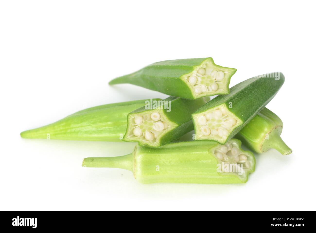 Un gruppo di Okra e il suo fiore su bianco Foto Stock