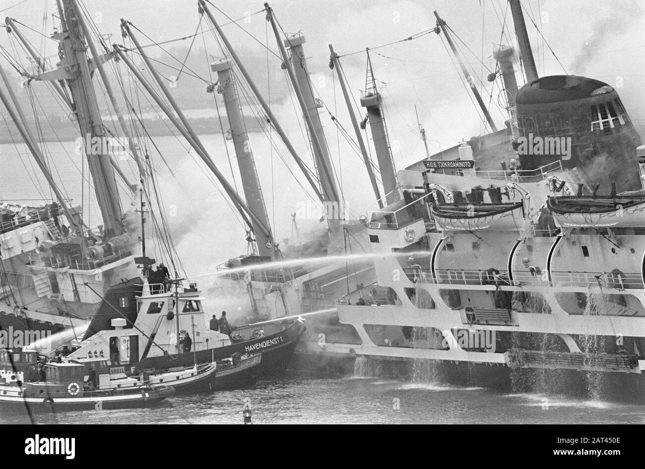 Indonesiano freighter Tjokroaminoto sul fuoco nel porto di Amsterdam, panoramica nave ardente Data: 29 ottobre 1964 Parole Chiave: Incendi, porti, panoramiche, navi Foto Stock