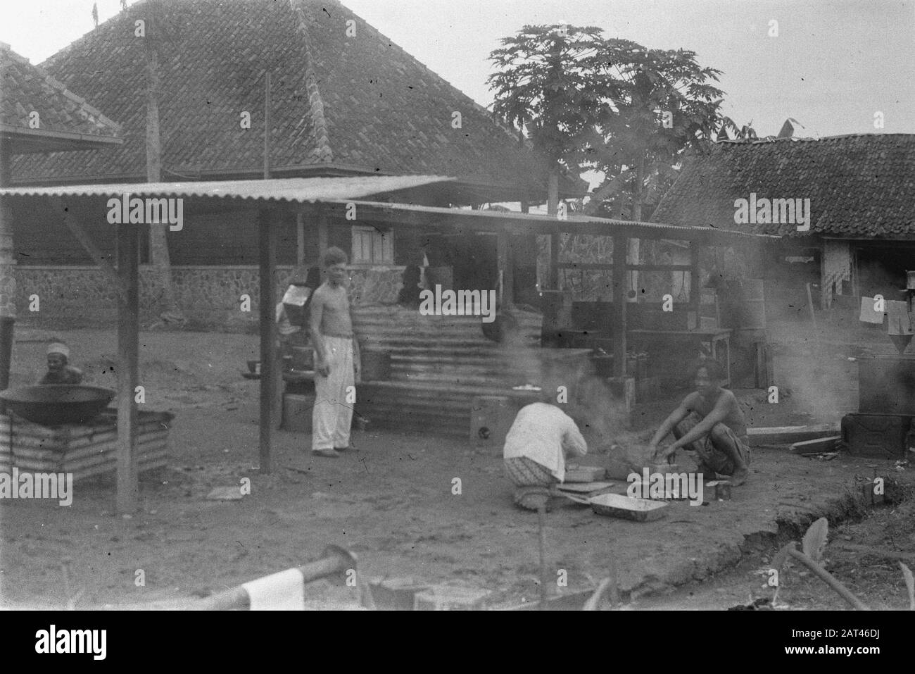 Photo report Kebon Selada e Kota Batoe (2nd e 3rd cie di 4-10 R.I. e 3 GRGr) cucina indonesiana in una serie di fogli ondulati Data: Dicembre 1946 luogo: Indonesia, Indie olandesi Foto Stock
