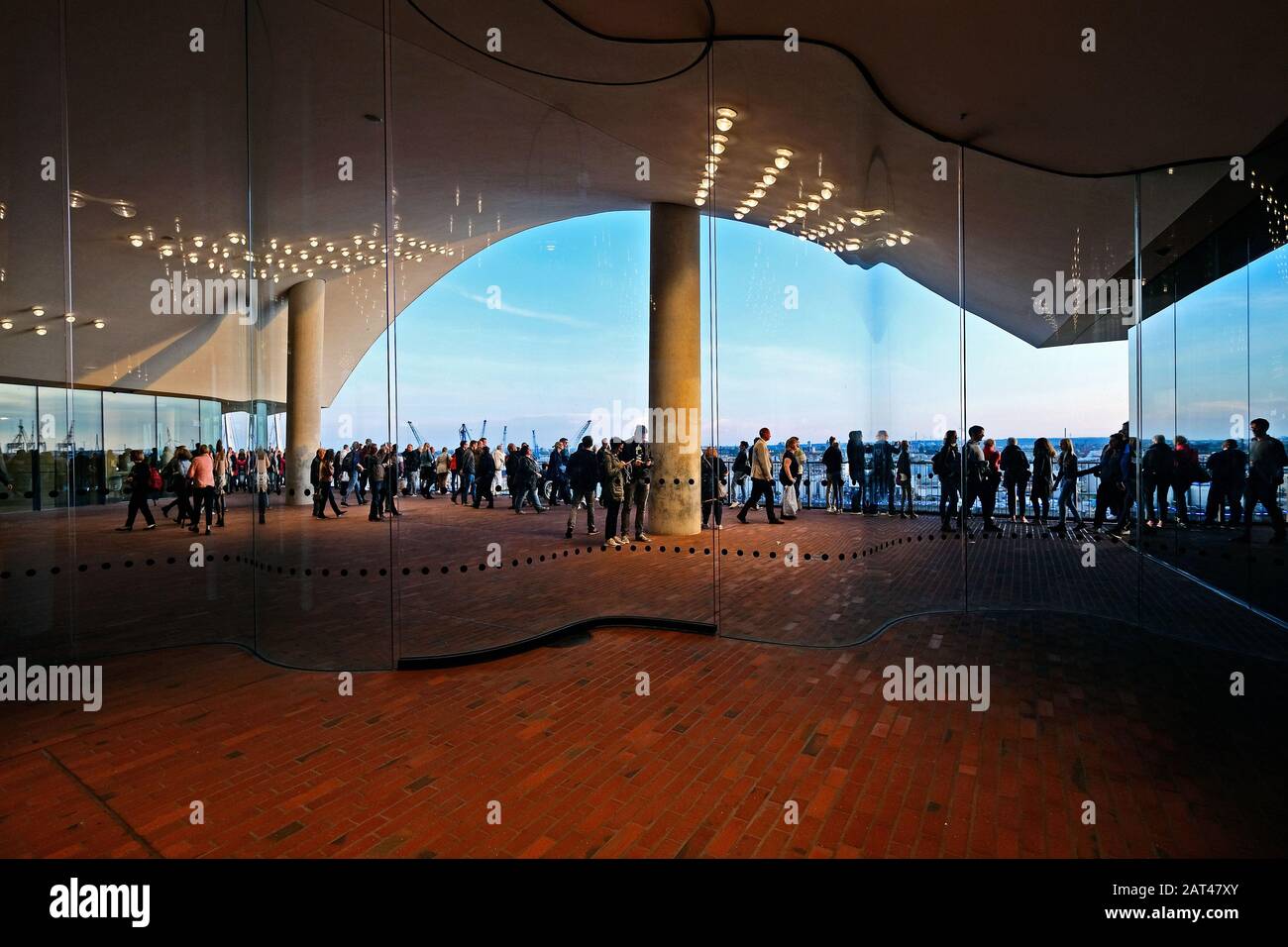 Piattaforma di osservazione presso la sala concerti Elbphilharmonie nel porto di Amburgo, Amburgo, Germania Foto Stock