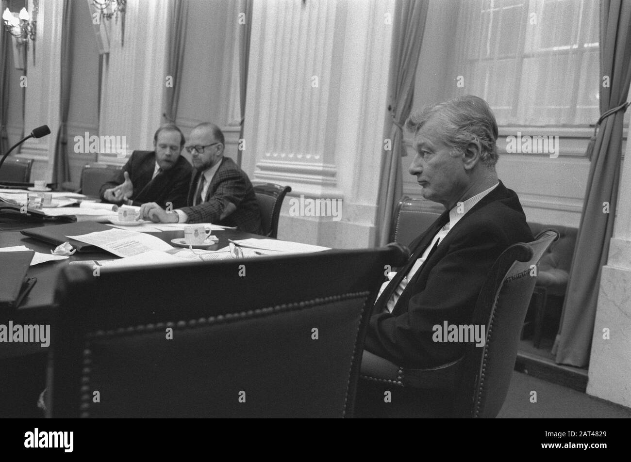Progetto di legge di iniziativa in Casa per un posto di lavoro comunale per i disoccupati di lunga durata, ministro De Koning (r) e parlamentari Leijnse e Buurmeijer (l) Data: 1 febbraio 1989 Località: L'Aia, Zuid-Holland Parole Chiave: Politica, bollette personali nome: Buurmeijer, J.F., Koning, J. de, Leijnse, F. Foto Stock Progetto di legge di iniziativa in Casa per un posto di lavoro comunale per i disoccupati di lunga durata, ministro De Koning (r) e parlamentari Leijnse e Buurmeijer (l) Data: 1 febbraio 1989 Località: L'Aia, Zuid-Holland Parole Chiave: Politica, bollette personali nome: Buurmeijer, J.F., Koning, J. de, Leijnse, F. Foto Stock