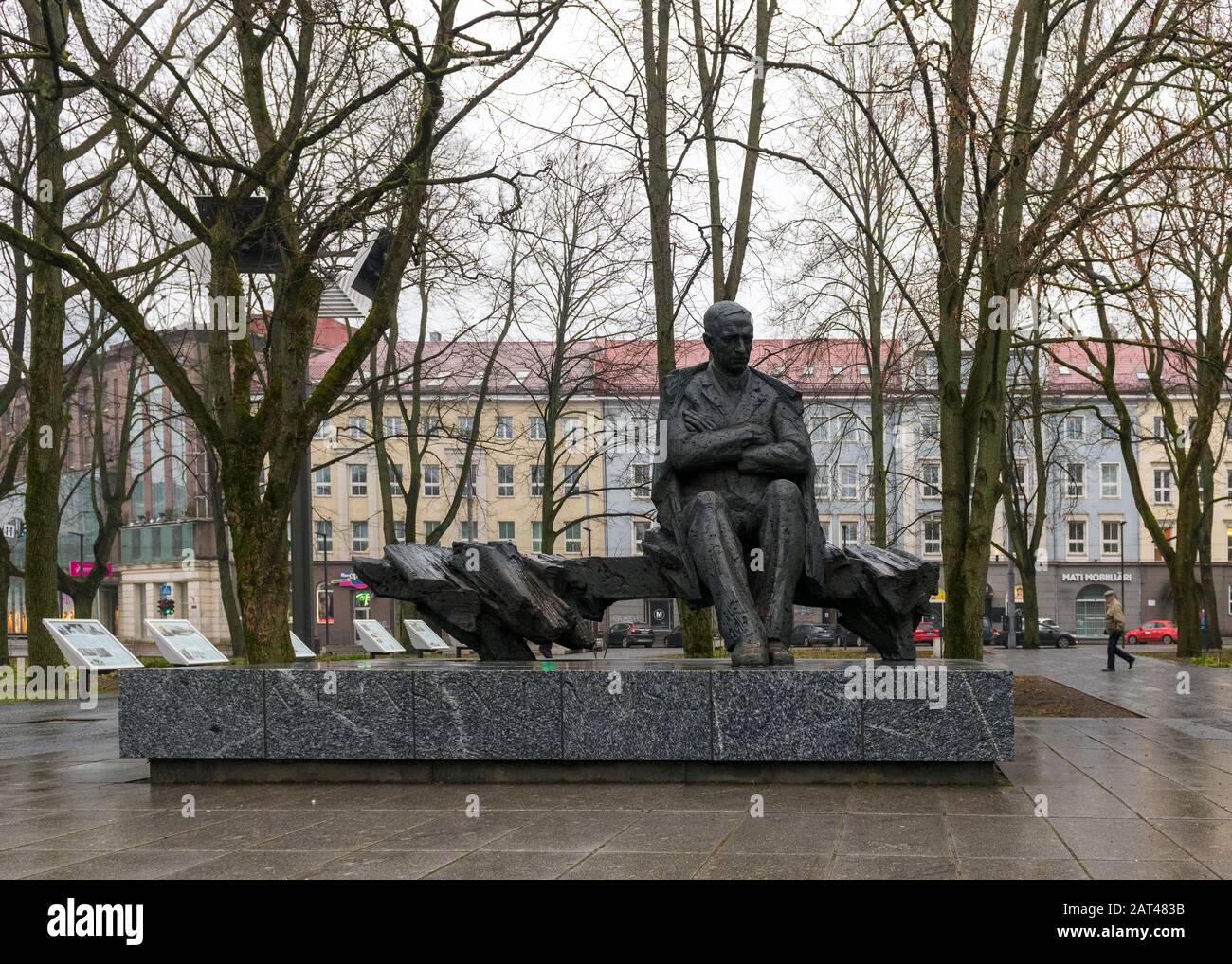 Statua del famoso scrittore estone Anton Hansen Tammsaare, nel Tammsaare Park, Tallinn, Estonia Foto Stock