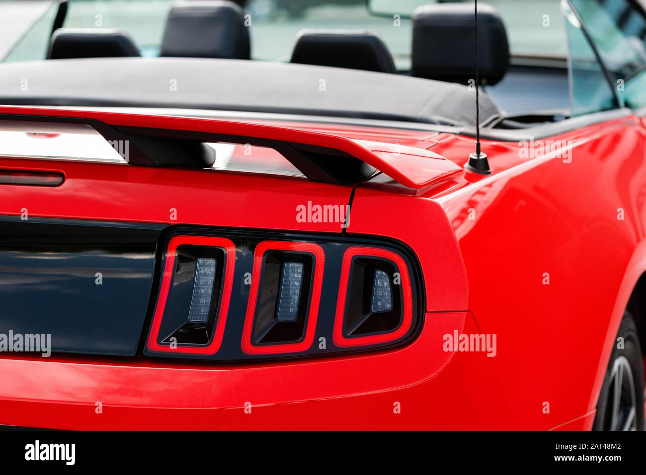 Vista ravvicinata della luce posteriore rossa pulita e lucida per auto sportive Foto Stock