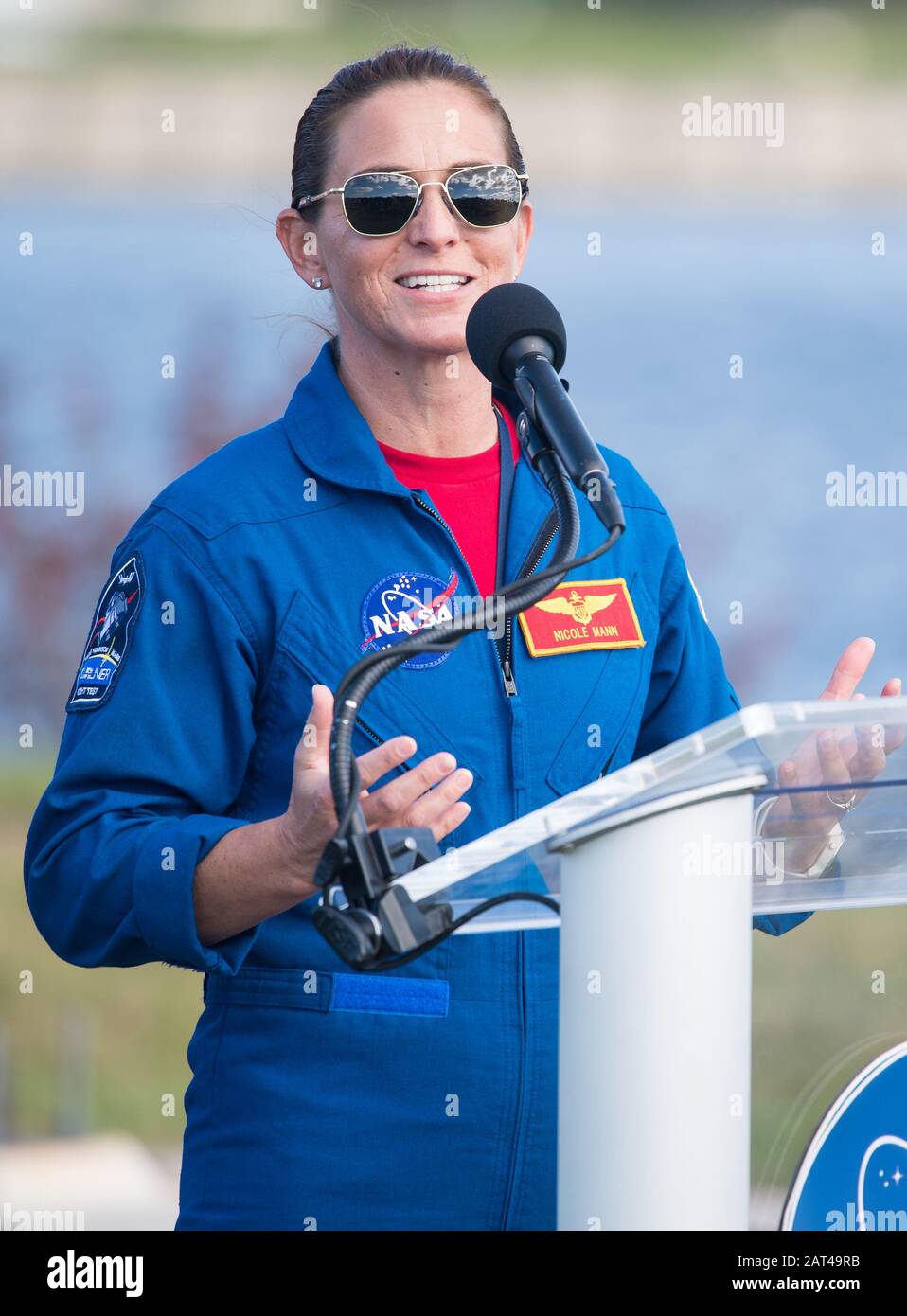 Kennedy SPACE CENTER, USA - 19 dic 2019 - l'astronauta della NASA Nicole Mann risponde a una domanda durante una conferenza stampa davanti al volo Boeing Orbital T. Foto Stock