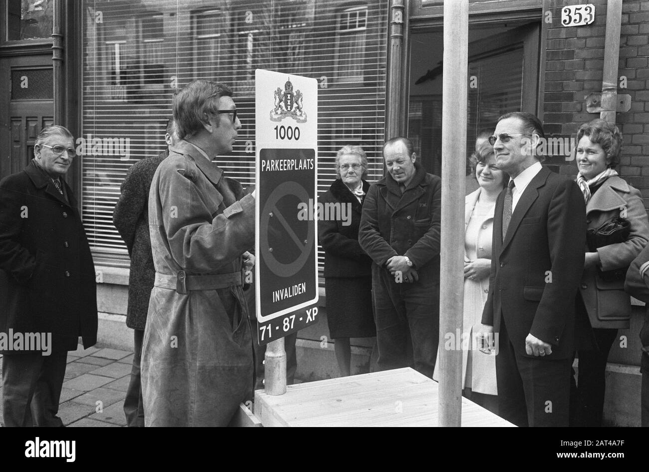 Alderman Brautigam luoghi 1000th segno per disabili parcheggio; Brautigam con 1000th segno e Knot Data: 26 Marzo 1974 Parole Chiave: Segni, aldermen Nome utente: BRAUTIGAM, E.A.G. Foto Stock