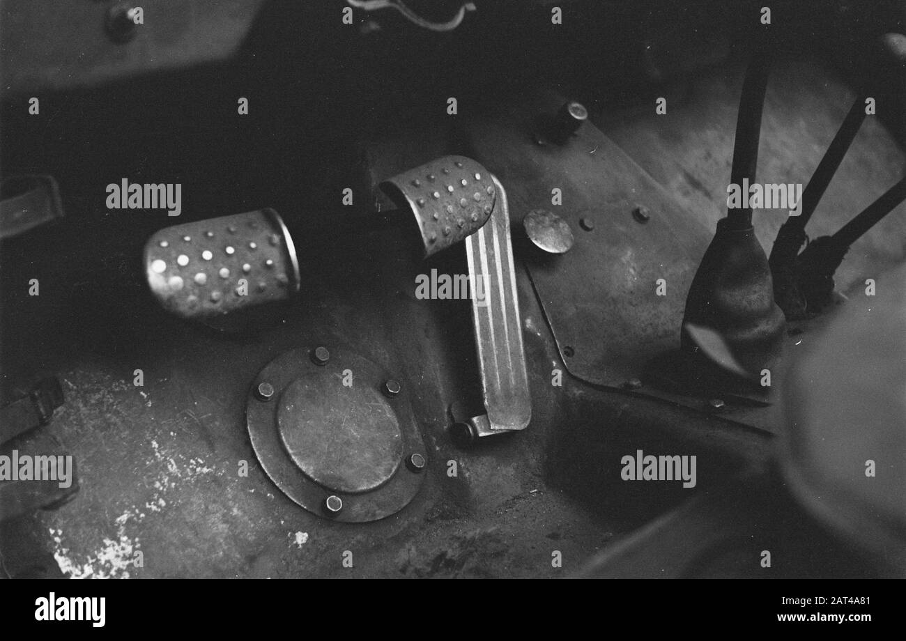 Jeep interna, con pedali di comando e poks marcia Data: Aprile 1947 Ubicazione: Indonesia, Indie Orientali Olandesi Foto Stock