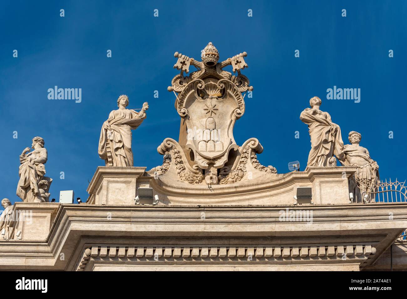 Alexander VII stemma con statue di Santa Caterina e Sant'Agnese sulla Colonnata Nord, Piazza San Pietro, Vaticano, Roma, Italia Foto Stock