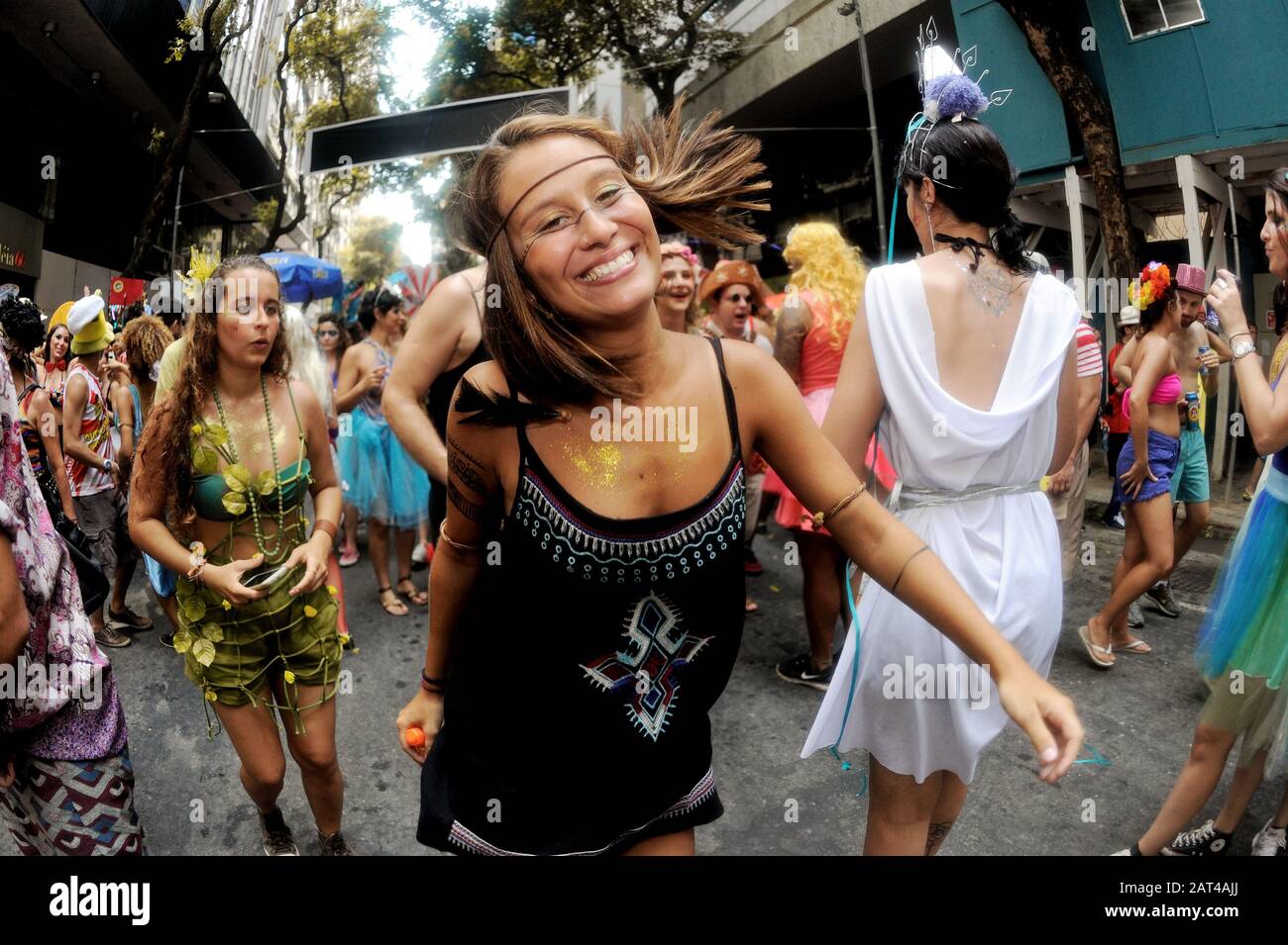 Street Carnival, America, Brasile - 7 febbraio 2016: Felici festaioli in costume entrano nello spirito del Carnevale durante una sfilata tenutasi a Rio de Janeiro. Foto Stock