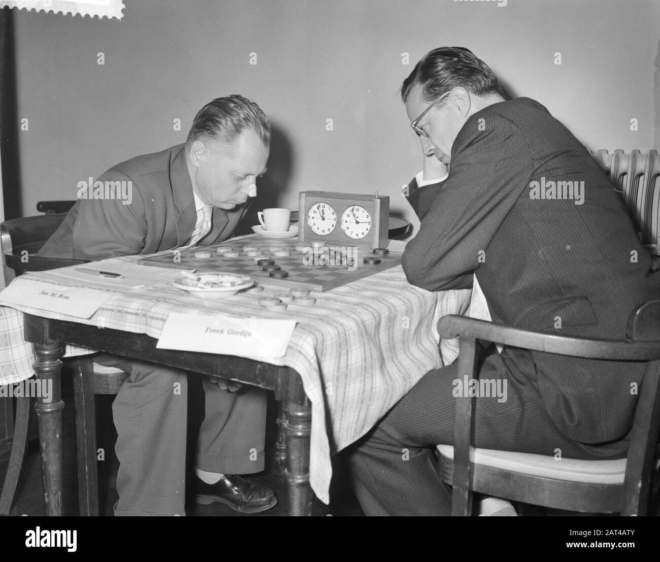 Torneo internazionale di progetti a Krasnapolski, Jan M.-Bom vs. Freek Curordijn (r); torneo internazionale di progetti a Krasnapolski, Jan M.-Bom vs. Freek Curordijn (r); Foto Stock