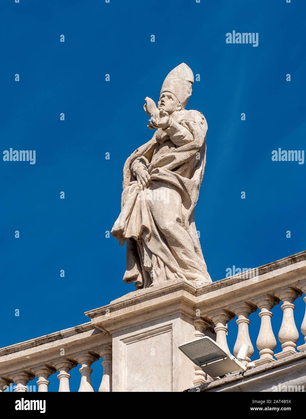 Statua di San Remigio sui colonnati del Bernini, Piazza San Pietro, Vaticano, Roma, Italia Foto Stock