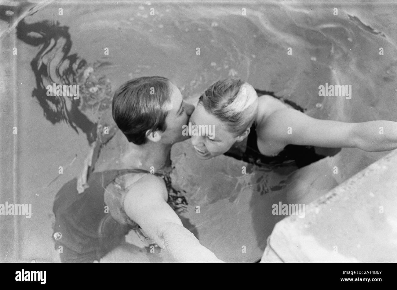 Torneo Internazionale Di Nuoto A Soestduinen. 100m pettorale da donna. Klenie Bimolt È Baciata Da Betty Heukels Data: 1 Settembre 1963 Località: Soestduinen, Utrecht Parole Chiave: Nuoto Nome Persona: Bimolt, Klenie, Heukels, Betty Foto Stock