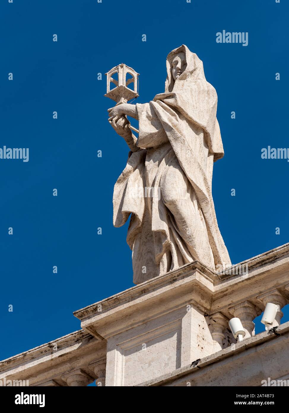 Statua di Santa Chiara d'Assisi sui colonnati del Bernini, Piazza San Pietro, Vaticano, Roma, Italia Foto Stock