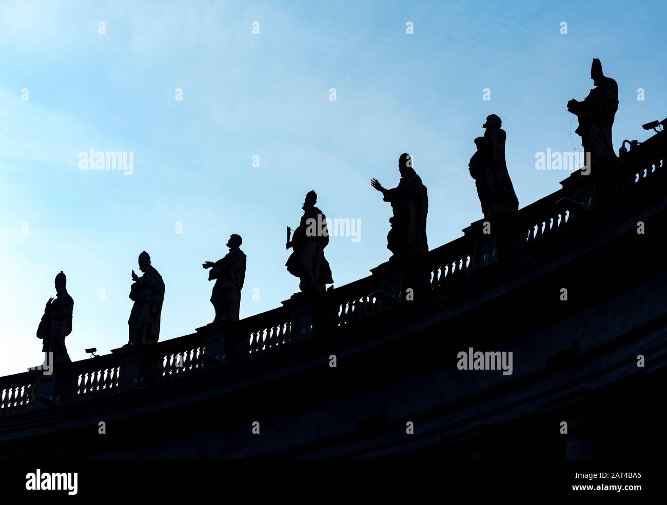 Sagome di statue di santi sui colonnati del Bernini, Piazza San Pietro, Vaticano, Roma, Italia Foto Stock