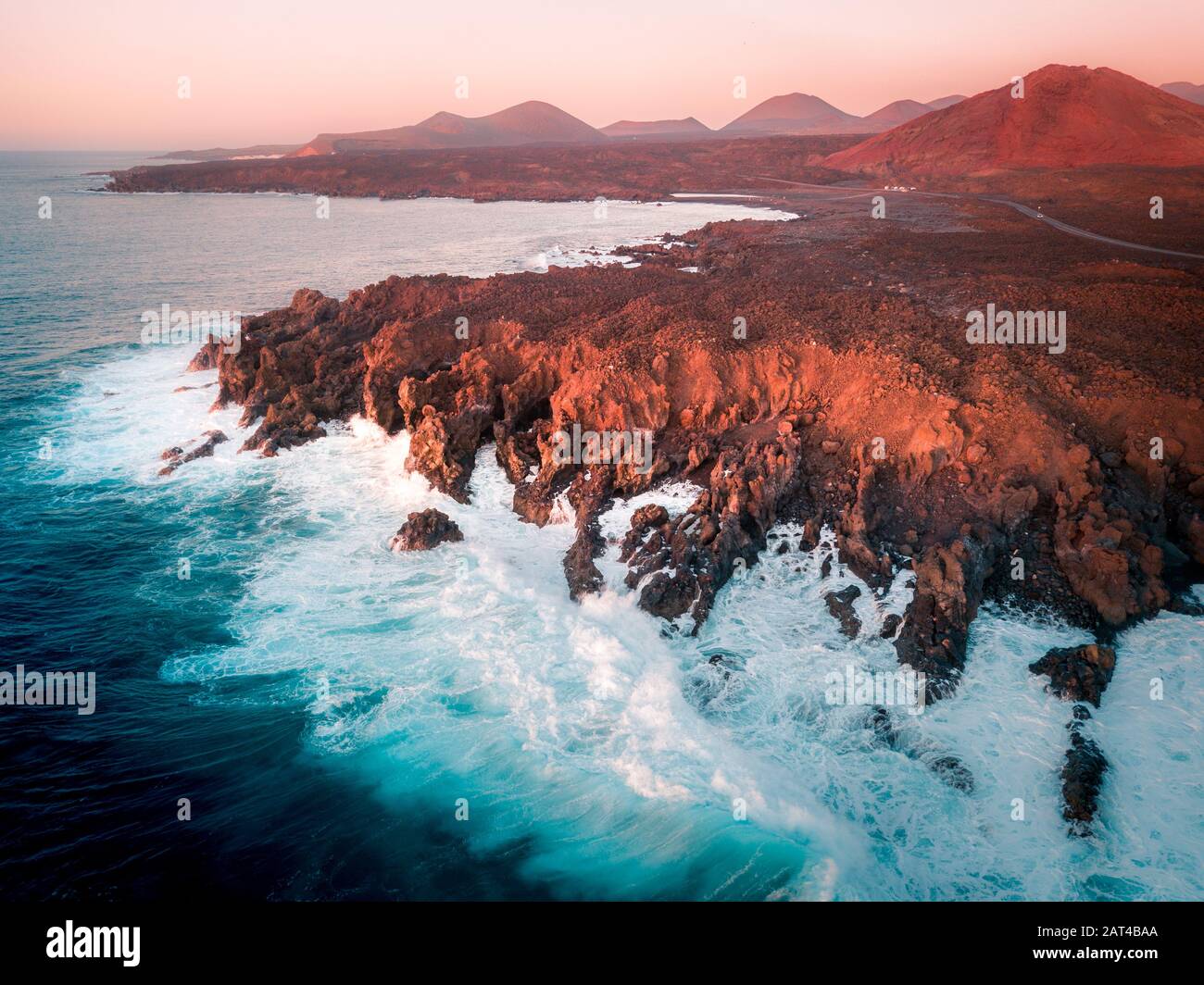 Veduta aerea delle scogliere laviche di Los Hervideros e dell'oceano. Lanzarote, Isole Canarie. Foto Stock