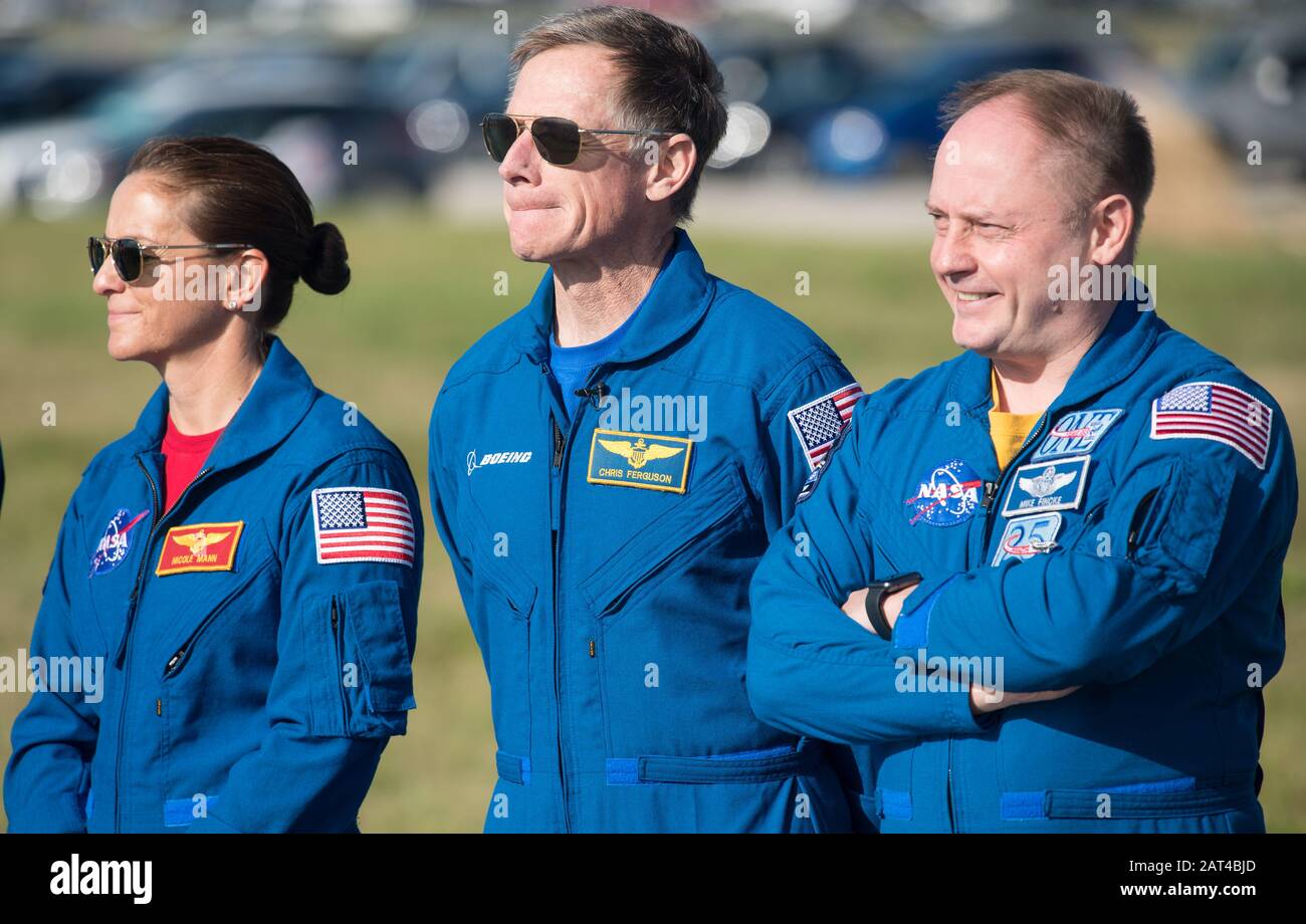 Kennedy SPACE CENTER, USA - 19 dic 2019 - gli astronauti della NASA Nicole Mann, a sinistra, e Michael Fincke, a destra, e l'astronauta della Boeing Chris Ferguson, al centro, w Foto Stock