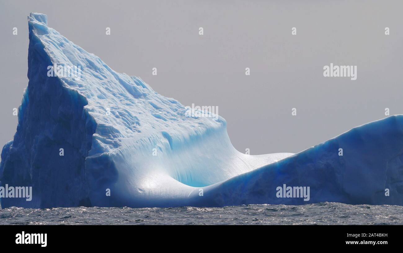 (200130) -- A BORDO DI XUELONG 2, 30 gennaio 2020 (Xinhua) -- Foto scattata il 29 gennaio 2020 mostra iceberg visto dall'rompighiaccio polare cinese Xuelong 2, o Snow Dragon 2, nell'Oceano meridionale prima che Xuelong 2 attraversi il primo meridiano. Xuelong 2 ha attraversato il primo meridiano ed è entrato nell'emisfero occidentale il giovedì. (Spedizione Xinhua/Liu) Foto Stock