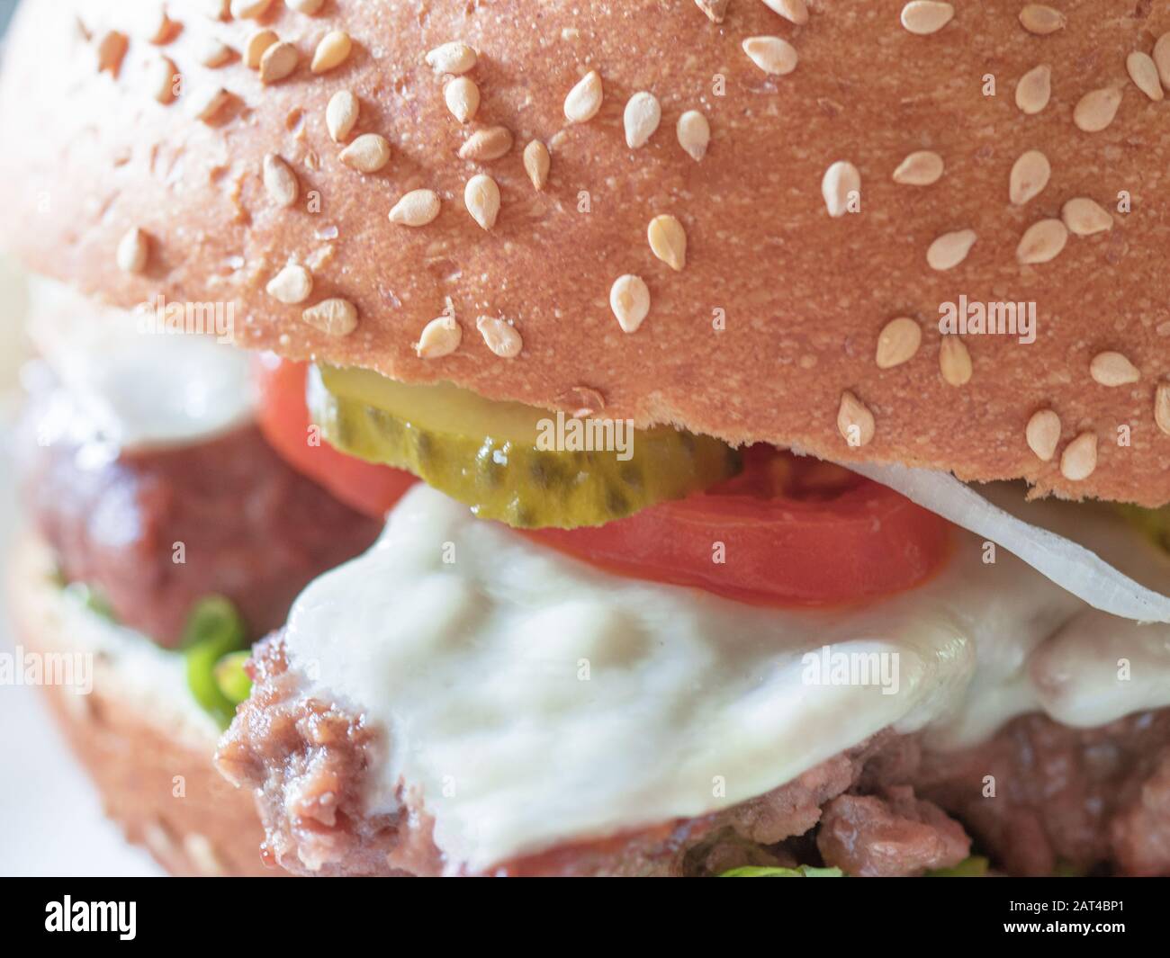 cheeseburger, abbinamento di carne succulenta e formaggio cheddar stringy Foto Stock