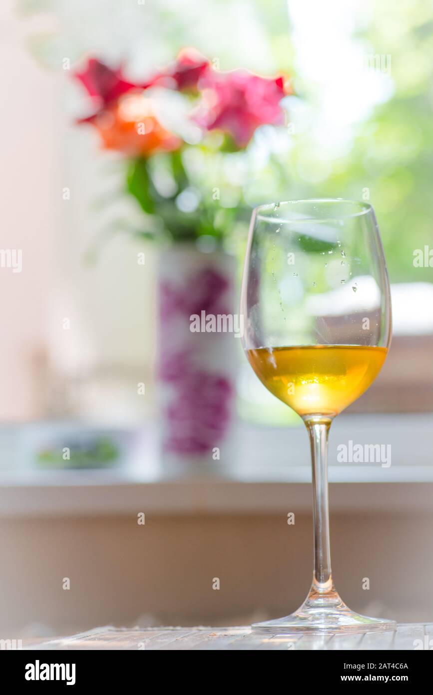 Un bicchiere o un vino riesling bianco Foto Stock