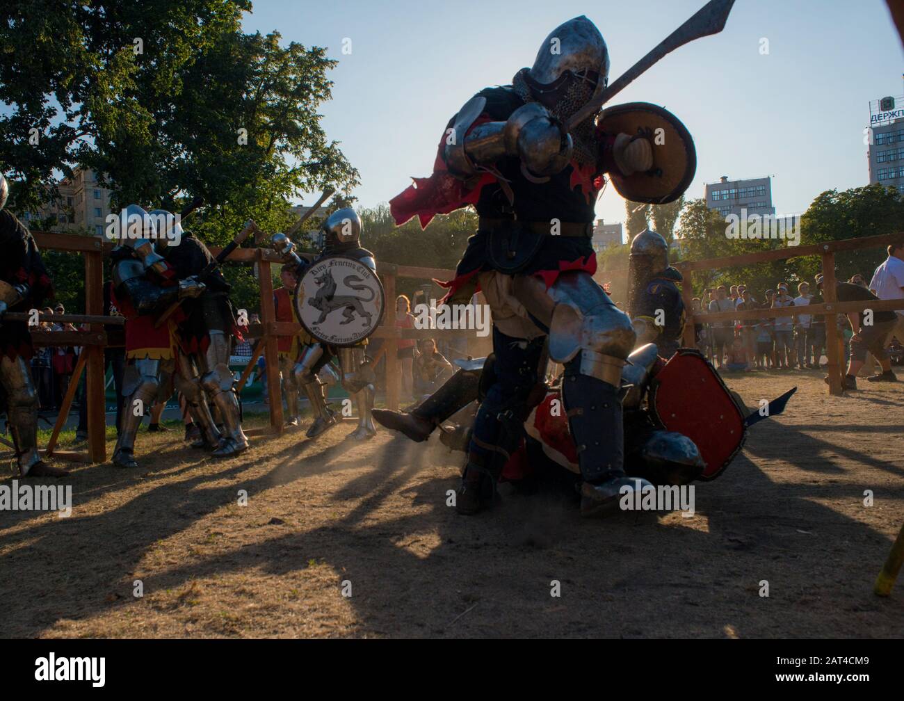 Giochi di cavalleria che combattono la ricostruzione a Kharkiv, Ucraina Foto Stock