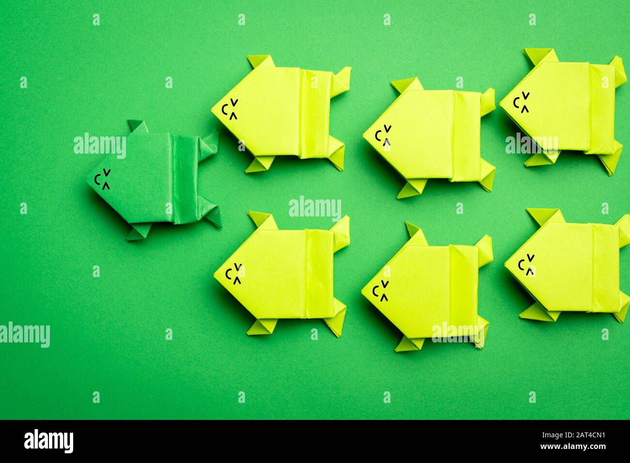 Concetto di leadership utilizzando carta origami rana Foto Stock