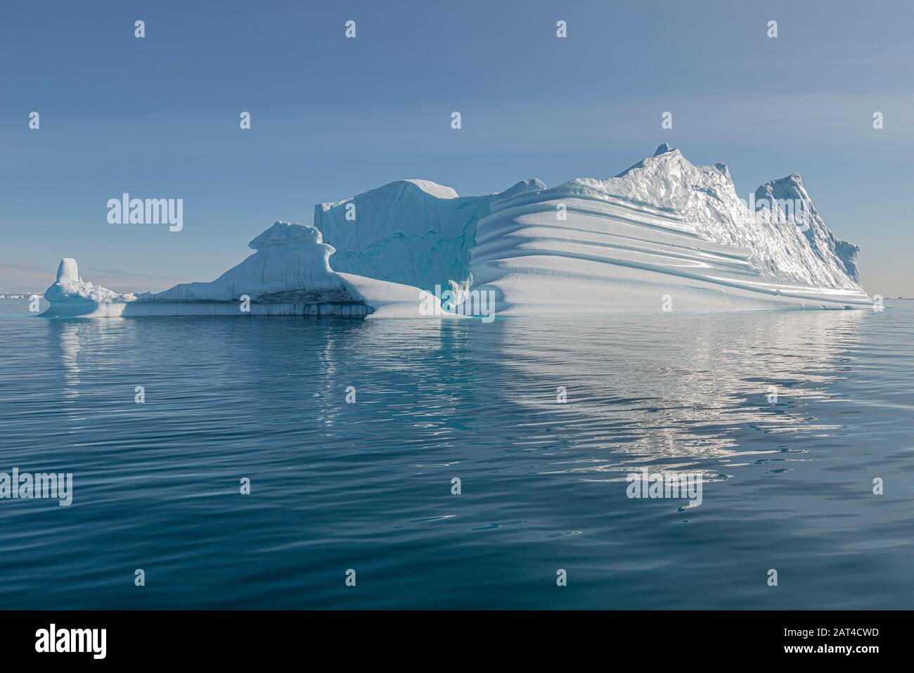 Enormi iceberg per quanto riguarda l'occhio possono vedere in Hall Brewing, parte del sistema di fiordo Scoesby Sound Foto Stock